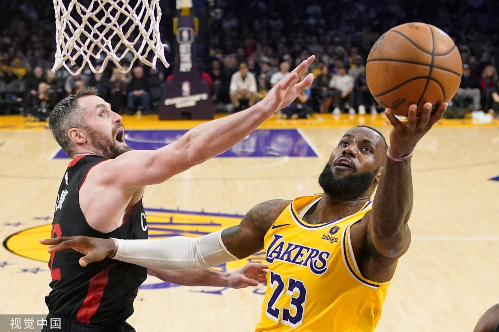 突发情况！镜报：球场中警报响起，球迷被要求离开安菲尔德球场.